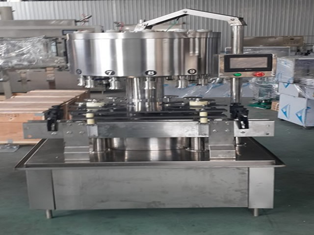 白酒灌（guàn）裝機12頭（tóu）高精度